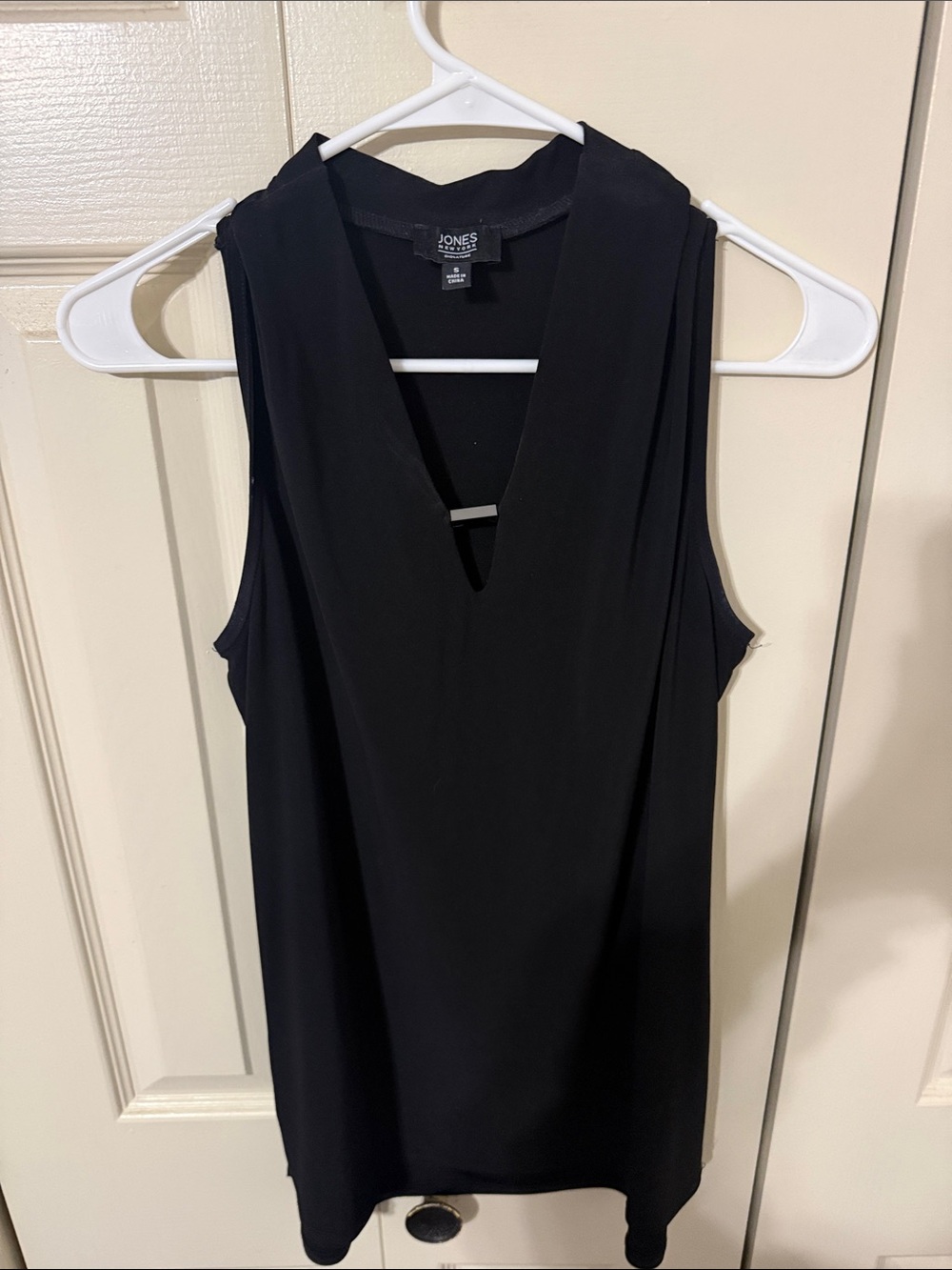 Jones New York Black Sleeveless V-Neck Camisole